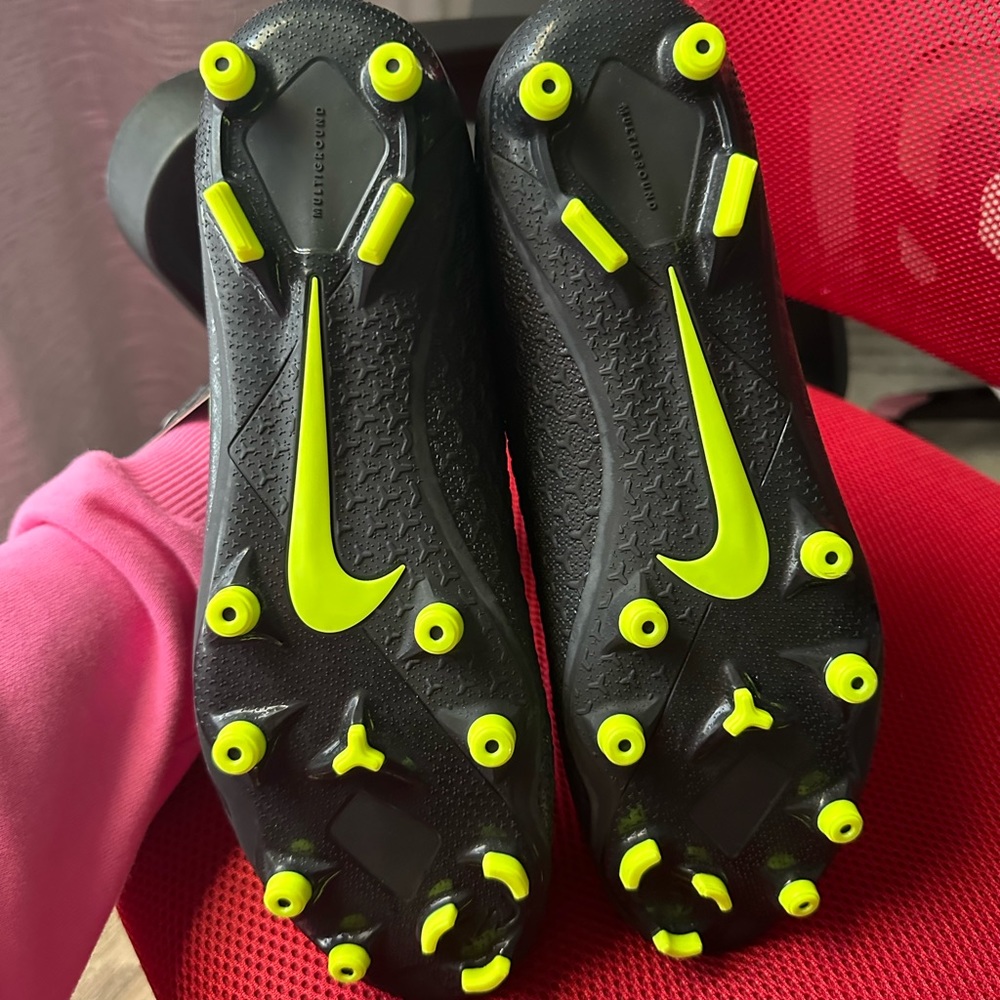 Men’s soccer cleats phantom vision
